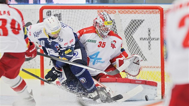 Nicholas Johnson ped gólmanem Olomouce Jiím Trvajem.