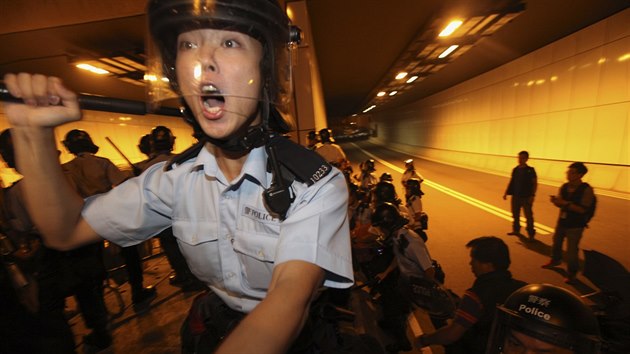 Stovky pslunk hongkongsk policie v ter vtrhly do tunelu pobl vldnho sdla, kter blokuj demonstranti poadujc volebn reformu (14. jna)