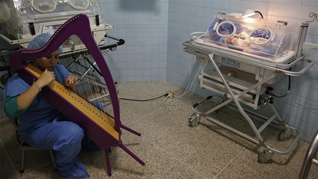 Harfenistka, kter sama prola programem El Sistemo, hraje miminku v inkubtoru na novorozeneckm oddlen caracask nemocnice. I ono se brzy nau hrt na njak nstroj.