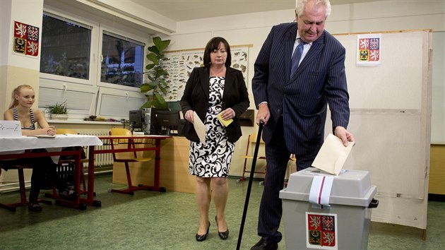 Prezident Milo Zeman pi volb v druhm kole sentnch voleb (17. jna 2014)