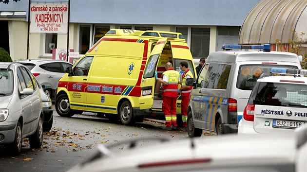 Zchrani a policist zasahuj v okol obchodn akademie ve ru nad Szavou, kde tonice pobodala nkolik student. Po toku jeden chlapec zemel, dal jsou zrann. (14. jna 2014)