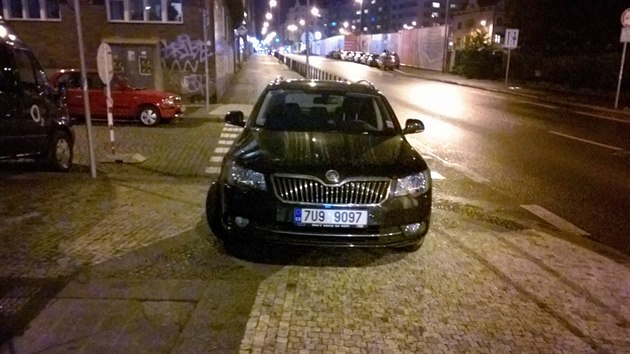 Zaparkovan auto poslance hnut ANO Jana Volnho na chodnku u Veletrnho palce v Praze (16. jna 2014)
