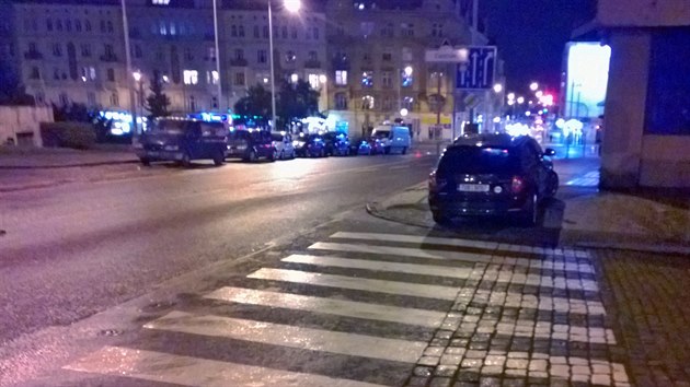 Zaparkovan auto poslance hnut ANO Jana Volnho na chodnku u Veletrnho palce v Praze (16. jna 2014)