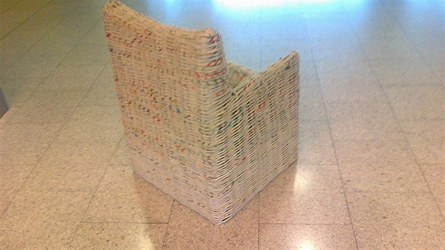 Funkní keslo vyrobené z deníku Metro