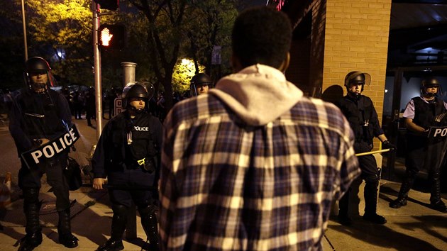 Kvli zastelen ernoskho mladka vypukly v St. Louis v noci na ptek stety mezi demonstranty a polici.
