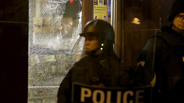 Kvli zastelen ernoskho mladka vypukly v St. Louis v noci na ptek stety mezi demonstranty a polici.