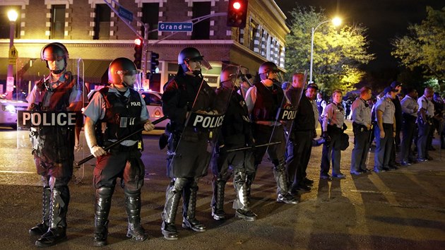 Kvli zastelen ernoskho mladka vypukly v St. Louis v noci na ptek stety mezi demonstranty a polici.