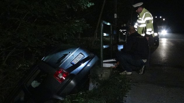 Policista se svm autem skonil v potoce.