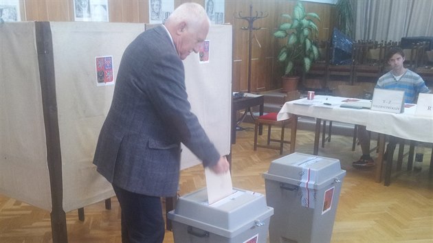 Bývalý prezident Václav Klaus odevzdal svj hlas v komunálních volbách v ZU...