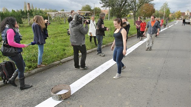 Studenti Stedn umleckoprmyslov koly Zmeek v Plzni vytvoili rekord v nejdelm tisku - grafikou potiskli ps papru dlouh 138,3 metru.