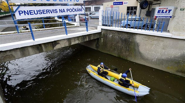 Vodci 19. jna splouvali Boti od hrze pehrady v Hostivai nap Prahou. Na snmku je sek potoka v Zbhlicch.