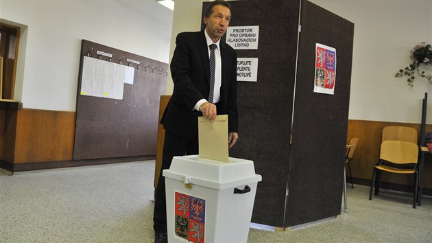 Dosluhujc primtor Jihlavy Jaroslav Vymazal (ODS) vhazuje volebn oblku do urny.