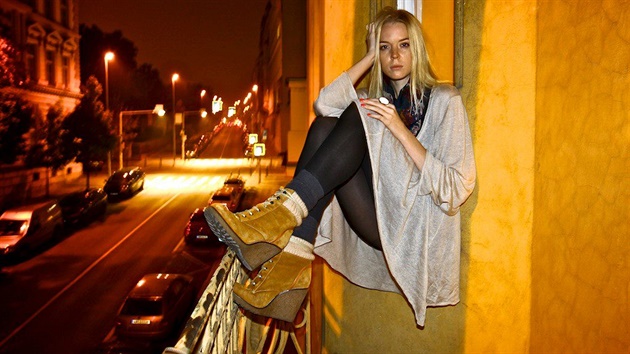 Modelka na balkon fotografa Tomáe Tetíka.