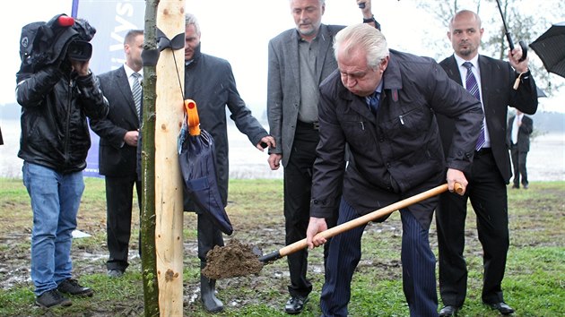 Prezident Milo Zeman pi szen aleje v Novm Vesel na rsku.
