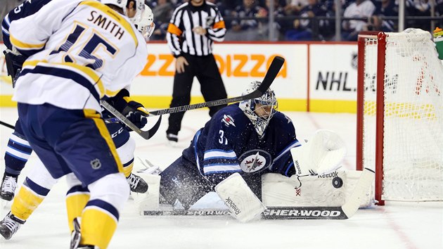 PIPRAVEN. Brank Winnipegu Ondej Pavelec likviduje anci Smithe z Nashvillu.