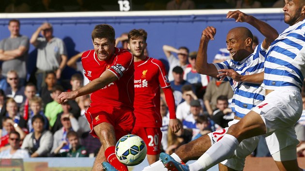 STELA. Steven Gerrard z Liverpoolu pl na branku Queens Park Rangers. 