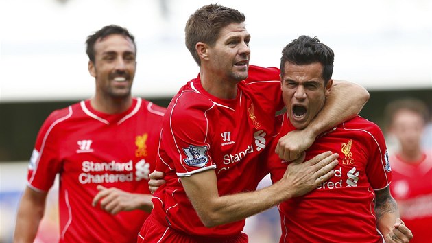 RADOST. Philippe Coutinho (vpravo) slav svj gl, pod krkem ho dr spoluhr z Liverpoolu Steven Gerrard. 