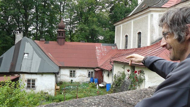 Martin Mrz ukazuje vzcnou, ale chtrajc ivanitskou poustevnu v Teplicch nad Metuj na Broumovsku.