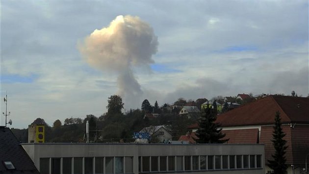 Dm po vbuchu byl vidt i z Valaskch Klobouk vzdlench asi sedm kilometr.