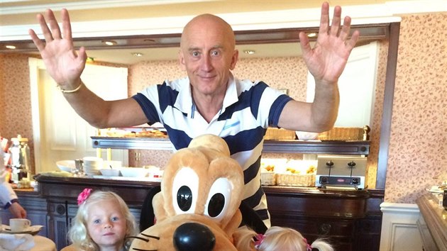 Ivo Valenta se o svm volebnm vtzstv dozvdl v Disneylandu u Pae, kde oslavoval narozeniny jedn z malch dcer.