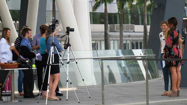 Kanaanka Eugenie Bouchardov ped jednm z rozhovor v Marina Bay v Singapuru.