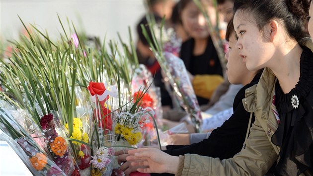 Korejci pokldaj kvtiny k sochm severokorejskch vdc v rmci oslav 69. vro zaloen Korejsk dlnick strany.