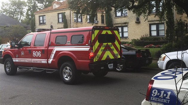 Ped domem nakaen zdravotnice v Dallasu parkuj zchrani a policie.