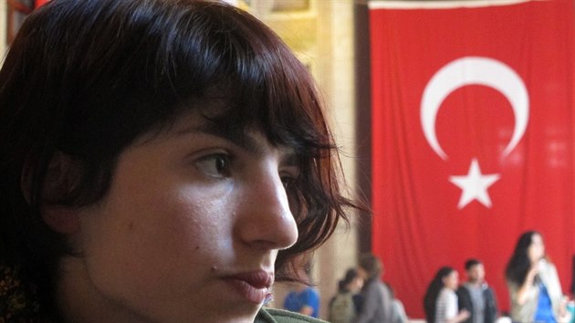Aysegul Korkutov, studentka, kter byla napadena maskovanmi pznivci IS, na univerzit v Istanbulu.