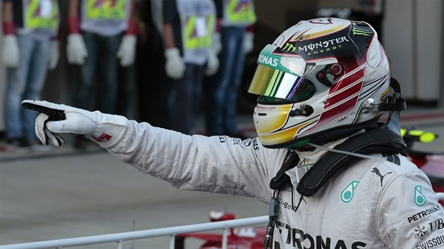 Lewis Hamilton se raduje z vtzstv ve Velk cen Ruska
