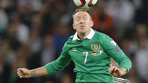 Irsk fotbalista Aiden McGeady hlavikuje v utkn s Nmeckem.