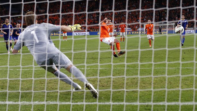 PROMNN DESTKA. Robin van Persie suvernn promnil penaltu a zvil veden Nizozemska proti Kazachstnu na 3:1. Glman Aleksandr Mokin skoil na patnou stranu.