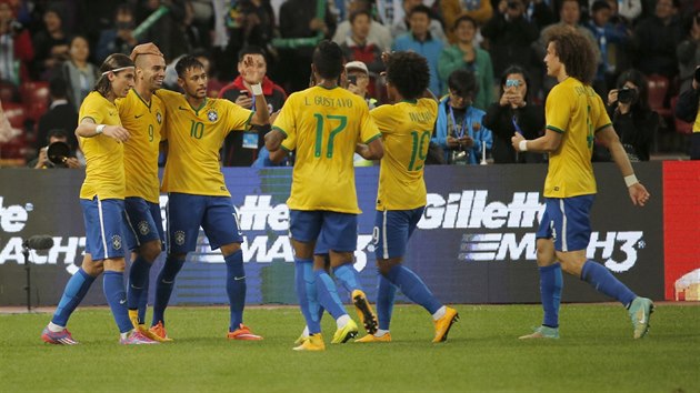 Brazilt fotbalist slav trefu Diega Tardelliho (druh zleva) v utkn proti Argentin.