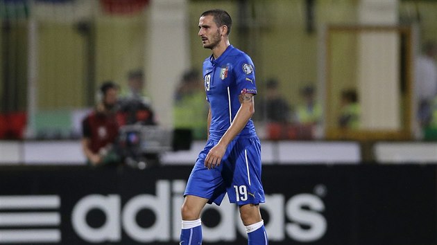 Italsk fotbalista Leonardo Bonucci inkasoval v zpase s Maltou ervenou kartu a musel opustit hit.