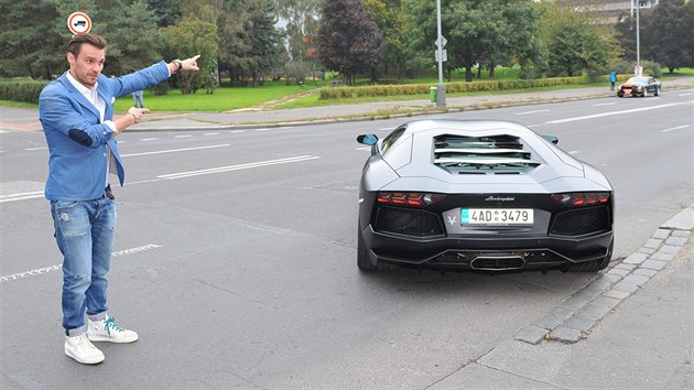 Leo Mare osobn vyprovzel kolonu luxusnch aut. Neekan si tak zahrl na dopravnho policistu.