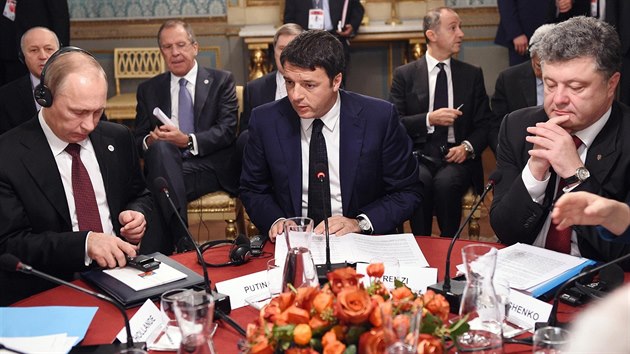 Italsk premir Matteo Renzi s prezidenty Ruska a Ukrajiny Vladimirem Putinem a Petrem Poroenkem (Miln, 17. jna 2014).
