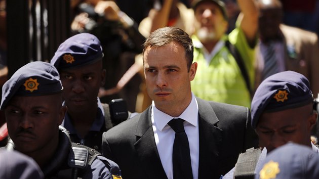 Oscar Pistorius odchz od soudu v Pretorii (Jin Afrika, 17. jna 2014).