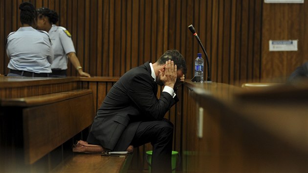 Oscar Pistorius u soudu v Pretorii. V ptek soud vyslechl zvrenou e obhajoby i sttnho zstupce (Jin Afrika, 17. jna 2014).