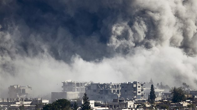 Radiklov z Islmskho sttu zintenzivnili toky na severn sektor msta Kobani, k nmu povolali posily (Srie, 18. jna 2014).