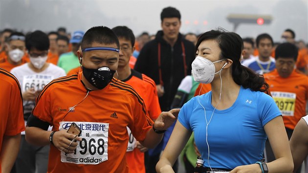 ada zvodnk absolvovala maraton v ochrannch roukch (Peking, 19. jna 2014).