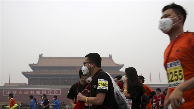 ada zvodnk absolvovala maraton v ochrannch roukch (Peking, 19. jna 2014).
