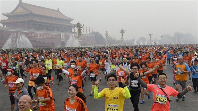 ada zvodnk absolvovala maraton v ochrannch roukch (Peking, 19. jna 2014).