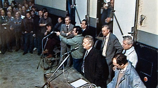 Pracovnci eskoslovensk televize v garch budov na Kavch horch v listopadu 1989.