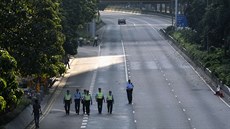 Policisté rozebrali barikády u vládního centra.