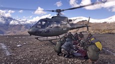 Nepáltí vojáci transportují jednu z obtí laviny u soutsky Thorong La (14....