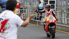 Marc Marquez a jeho triumfální gesto poté, co v Japonsku obhájil titul ampiona...