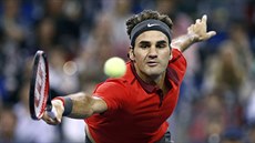 Roger Federer se natahuje po míku ve finále na turnaji v anghaji.