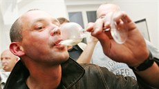Primátor Petr Kulhánek těsně po sečtení hlasů slavil šampaňským. Primátor Petr Kulhánek těsně po sečtení hlasů slavil šampaňským.