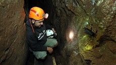 Dl Mauricius v Hebené u Abertam. Speleolog Jan Albrecht si prohlíí...