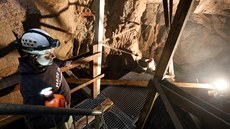 Důl Mauricius v Hřebečné u Abertam. Speleolog Jan Albrecht u vstupu ze... Důl Mauricius v Hřebečné u Abertam. Speleolog Jan Albrecht u vstupu ze...