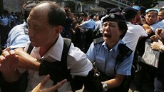 Policistka se snaí zastavit rozzueného odprce prodemokratických aktivist v...